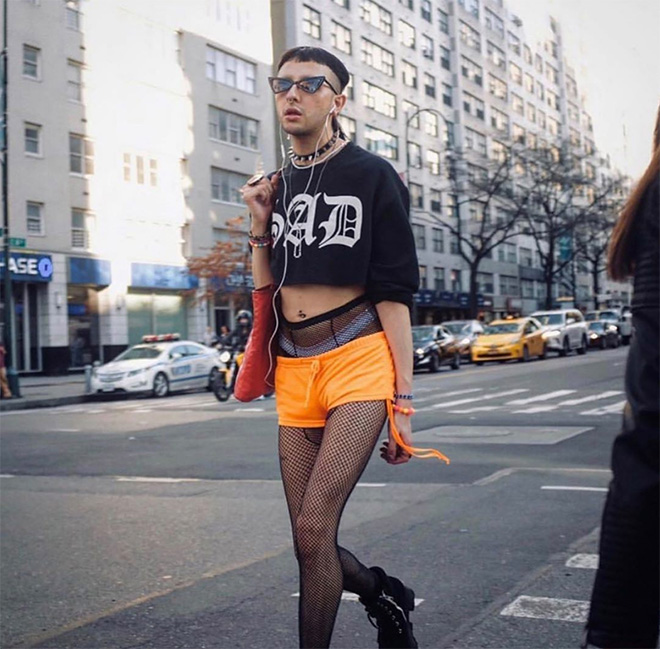 Nggak Paham Lagi, 6 Orang Ini Pakaiannya Aneh Banget